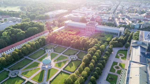 Sightseeing: Drohnenaufnahme des Hofgartens in München