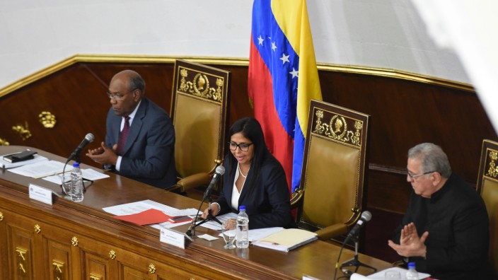 Venezuela: Die Präsidentin der Verfassungsversammlung in Venezuela, Delcy Rodríguez, mit den Vizepräsidenten Aristóbulo Istúriz (links) und Isaías Rodríguez bei der Sitzung in Caracas.