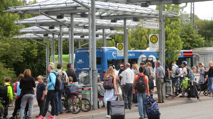 Chaos bei der Bahn: Am Freisinger Bahnhof suchen Pendler nach Verkehrsmitteln, in denen sie ihren Weg nach München fortsetzen können. "Wir haben zusätzliche Busse und Taxen im Einsatz", sagt ein Sprecher der Deutschen Bahn.