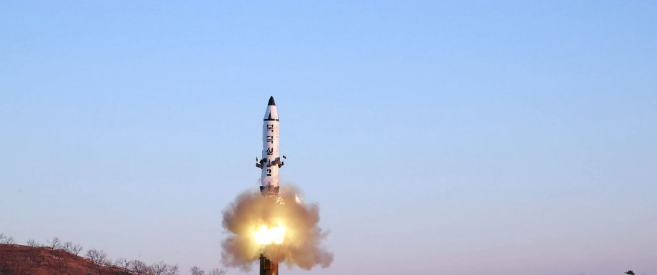 Konflikt mit Nordkorea: Das Archivbild zeigt eine von der staatlichen nordkoreanischen Nachrichtenagentur KCNA verbreitete Aufnahme eines Raketentests im Februar dieses Jahres