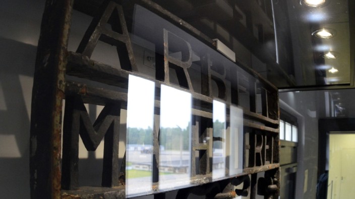 Studium: In der Gedenkstätte in Dachau steht das KZ-Tor mittlerweile in einer Glasvitrine