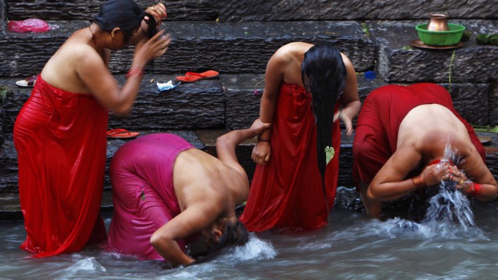 Frauenrechte: Frauen baden in einem Fluss in Nepal, um sich von ihrer Periode reinzuwaschen. In Nepal gilt eine menstruierende Frau in vielen Regionen als unrein.