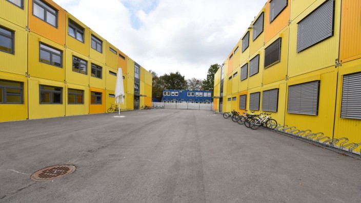 Moosach: Containerschule statt Sportmöglichkeiten: An der Gerastraße wächst der Unmut der Elternvertreter über diesen Zustand.