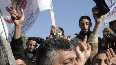 Arabische Länder: Für "Schuhe, die in die Geschichte eingehen werden": Demonstranten in Mossul.