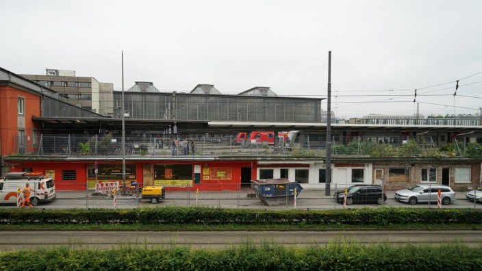 Umbau am Bahnhof: Ein Schmuckstück war die Ladenzeile entlang der Arnulfstraße nie. Über viele Jahre hinweg hieß es immer wieder, sie werde bald abgerissen. Nun ist es tatsächlich so weit.