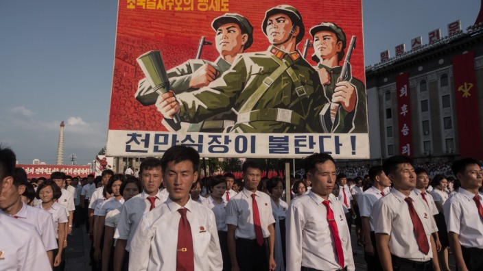 Nordkorea und China: Immer noch Chinas Bollwerk gegen die USA: Kundgebung im Zentrum von Pjöngjang.