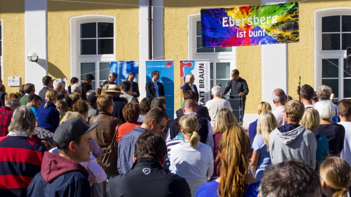 München/Ebersberg: Bei einer Kundgebung gegen rechte Gewalt kamen vor zwei Jahren 300 Menschen im Ebersberger Klosterbauhof zusammen.