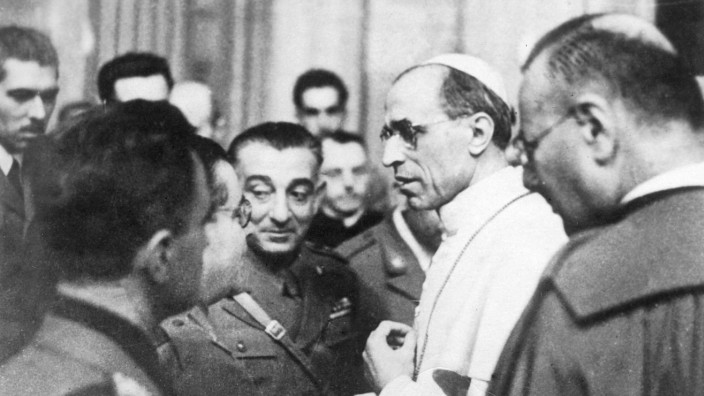 Papst Pius XII spricht mit Kriegsberichterstattern, 1942