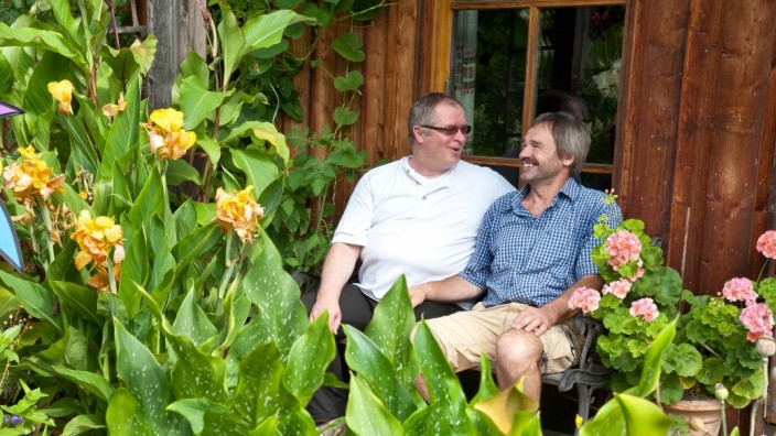 Homosexualität in Bayern: Uwe Brockmann und Christian Korbmann in ihrem Garten. Vor den Toren Münchens leben beide seit vielen Jahren als Paar.