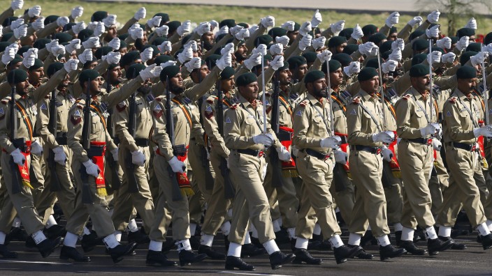 Gestoppte Finanzhilfen: An der pakistanischen Armee wird der Staat nicht so schnell sparen. Sie gilt als eine der mächtigsten Institutionen im Land und vielen Pakistanern als Bollwerk gegen den Erzfeind Indien.