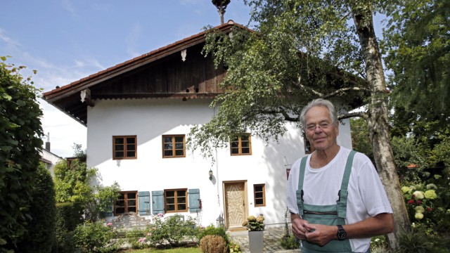 Auszeichnung: Mit Liebe zum Detail hat Fritz Noppes den Eierwastl-Hof in Degerndorf saniert. In Wände und Gebälk hatte sich Feuchtigkeit eingefressen.
