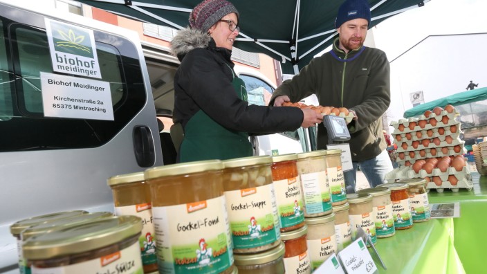 Neufahrner Wochenmarkt: Erst im vergangenen Frühjahr ist Biobauer Christian Meidinger, hier mit Christa Meidinger, mit Kartoffeln und Hühnerprodukten auf dem Markt gestartet.