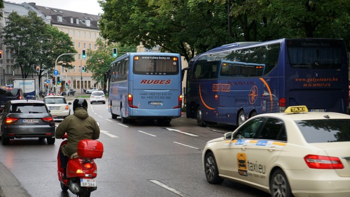 Altstadt: Beengte Verhältnisse: Wenn die Busfahrer keine Parkplätze finden, lassen sie die Touristen kurzerhand oft auf der Straße aussteigen.