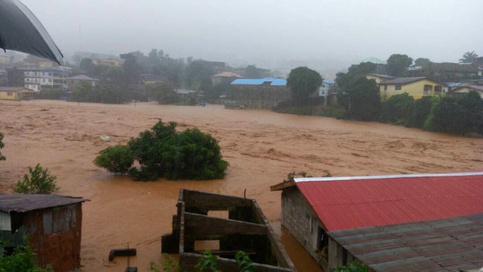 Westafrika: Nach heftige Regenfällen und Überschwemmungen sind in der Nähe der Hauptstadt von Sierra Leone mehreren hundert Menschen ums Leben gekommen.