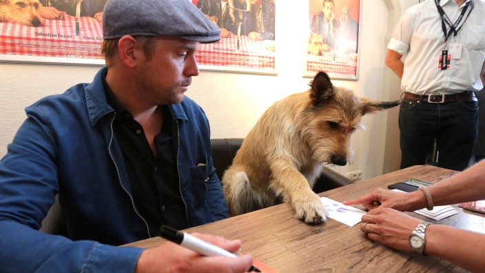 Für Fans der "Grießnockerlaffäre": Gemeinsame Autogrammstunde in Moosburg: Sebastian Bezzel und Filmhund "Ludwig" haben das Rosenhofkino besucht. "Ludwig" heißt eigentlich Joker und wird auf der Film-Tier-Ranch in Wang trainiert.