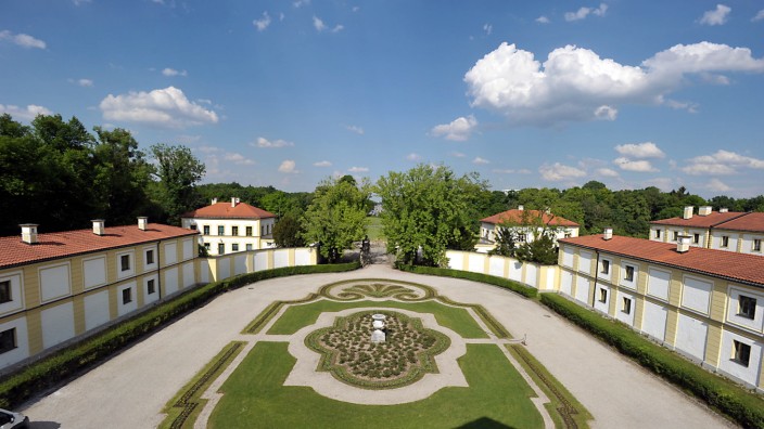 Stadt am Rand: Schloss Fürstenried wurde 1925 auf Geheiß von Michael Kardinal von Faulhaber Exerzitienhaus. Heute steht der kirchennahe Tagungsbetrieb im Mittelpunkt.