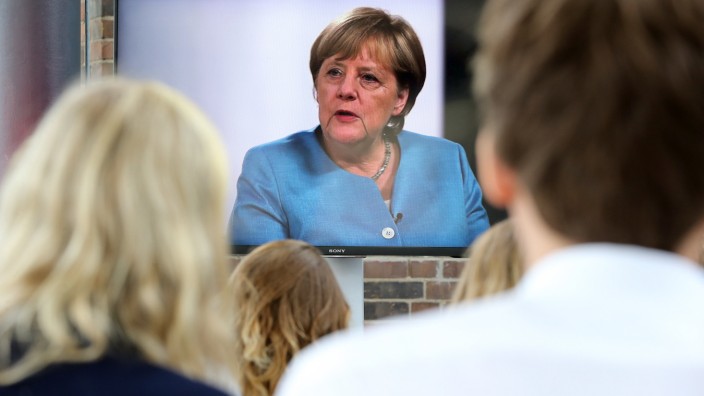 Bundeskanzlerin Merkel spricht mit YouTubern