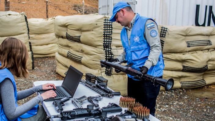 Kolumbien: Ein UN-Kontrolleur prüft Waffen, die von den Revolutionären Streitkräften Kolumbiens abgegeben worden sind.