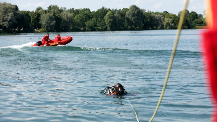 Heißes Wochenende: Drama am Fasaneriesee: Rettungsschwimmer - hier die Wasserwacht bei einer Übung - mussten einen Teenager aus dem Wasser holen.