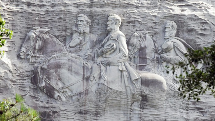 Debatte um Konföderierten-Denkmäler: Südstaaten-General Robert E. Lee (in der Mitte dieses Reliefs im Stone Mountain Park im US-Bundesstaat Georgia; links Konföderierten-Präsident Jefferson Davis, rechts General Stonewall Jackson) gilt als zwiespältige historische Figur.
