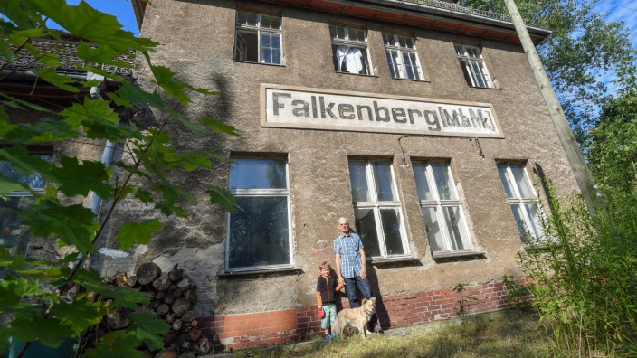 Bahnhöfe: Bahnhofsbesitzer Thomas Wittstock steht mit seinem Sohn Adrian und Hündchen Laika vor seinem Zuhause in Falkenberg. Der Immobilienunternehmer kauft alte Empfangsgebäude, richtet sie her und verkauft sie wieder.