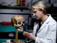 Dr. Constanze Niess, rekonstruiert das Gesicht einer unbekannten Toten, Frankfurt