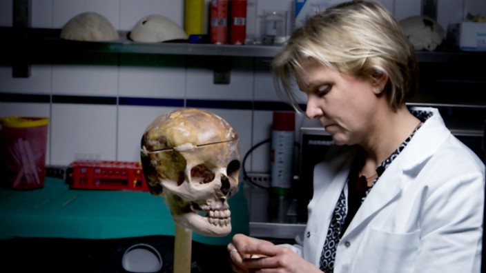 Dr. Constanze Niess, rekonstruiert das Gesicht einer unbekannten Toten, Frankfurt