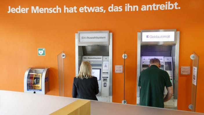 27 06 2017 Schlangen Multimedia Reportage Frau Mann hebt am Geldautomat Bargeld ab