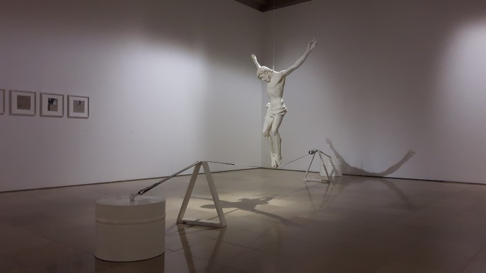 Installation Balance.Akt von Michael Kos in der Galerie der Künstler des BBK