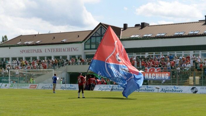 Fahnernschwenker mit der Fahne der SpVgg Unterhaching Fans Publikum Zuschauer Stimmung Atmosphä