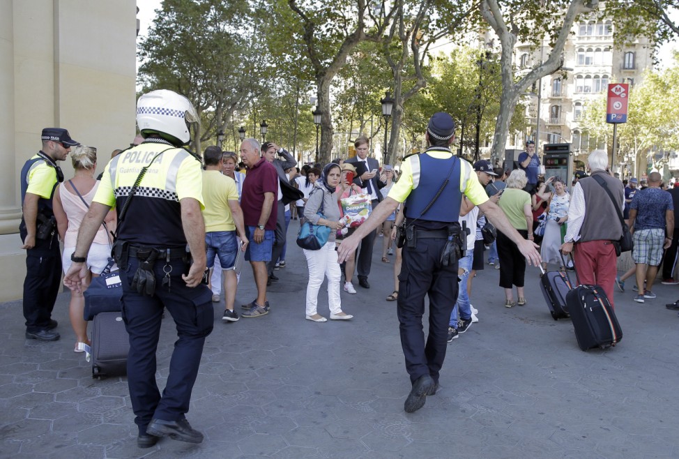 Kleintransporter fährt in Barcelona in Menschenmenge