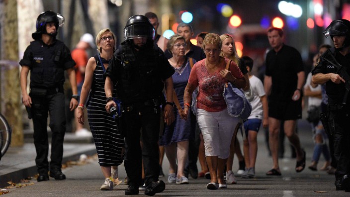 Barcelona: Polizisten begleiten Menschen aus der Gefahrenzone im Zentrum von Barcelona.