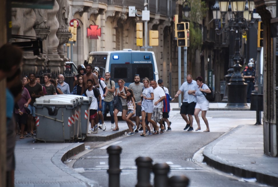 Kleintransporter fährt in Barcelona in Menschenmenge