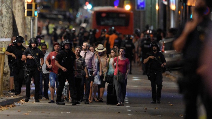 Anschlag in Barcelona: Polizisten eskortieren Menschen in der Nacht zurück zu ihren Unterkünften.