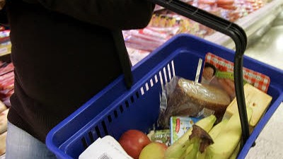 Auswirkungen der Krise: Schon jetzt knausern die Deutschen beim Essen: Nur elf Prozent ihrer Haushaltsbudgets geben sie für Nahrungsmittel aus. In anderen Ländern sind es bis zu 20 Prozent.