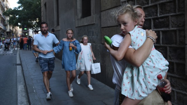 Barcelona: Barcelonas Flaniermeile war am Donnerstag voller Touristen, darunter viele Familien, als der Lieferwagen die Menschen überrollte. Wer sich retten konnte, floh in Seitenstraßen, Läden oder Restaurants.