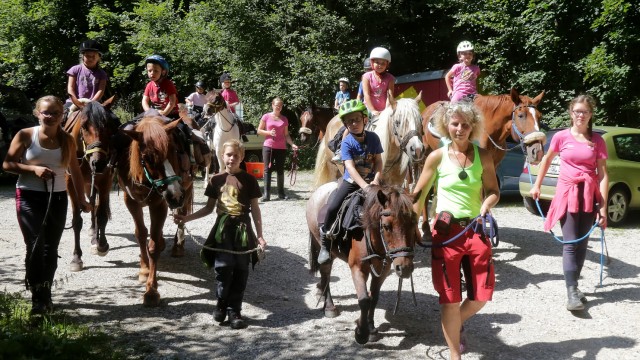Auf dem Rücken der Pferde: Gisela Dinauer (vorne rechts) organisiert in den Sommerferien Wanderritte für Kinder und Jugendliche. In vier Wochen zieht sie mit dem Treck einmal von Hohenkammer nach Taufkirchen an der Vils.