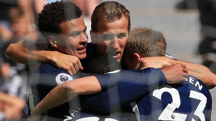 Tottenham Hotspur: Dele Alli (l.) feiert sein Tor gegen Newcastle mit Harry Kane (2. v. l.). Beide sind in Tottenham zu den besten Spielern der Liga gereift.