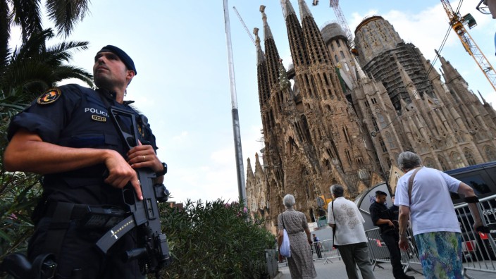 Terror in Barcelona: Polizisten schützen die Sagrada Familia in Barcelona während der Trauerfeier am Sonntagvormittag