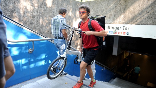 Fahrradkuriere: Das Dienstrad ist ein weißes Klapprad mit 20-Zoll-Rädern. "Damit kann ich auch in die S-Bahn einsteigen und muss keine Extra-Fahrkarte dafür kaufen."