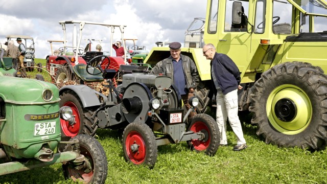 Besuchermagnet: Das Publikum in Münsing fand die landwirtschaftlichen Fahrzeuge ebenso interessant wie die Oldies der Straße.