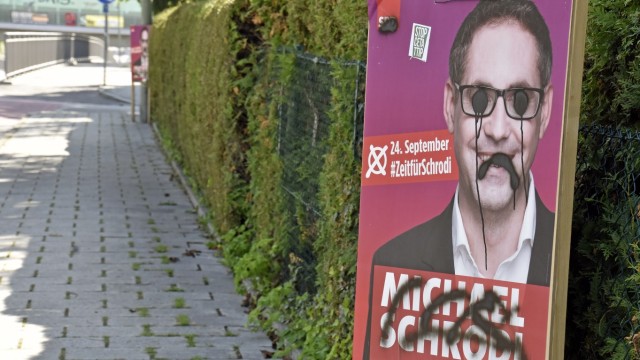 Vertreter aller Parteien sind empört: Der Bundestagskandidat empört sich über die rechtsmotivierten Schmierereien auf seinen Wahlplakaten im Landkreis Fürstenfeldbruck.