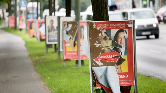 Ramponierte, zerrissene Wahlplakate von der SPD (Claudia Tausend) in der Steinsdorffstraße. Die von der CSU sind unberührt.