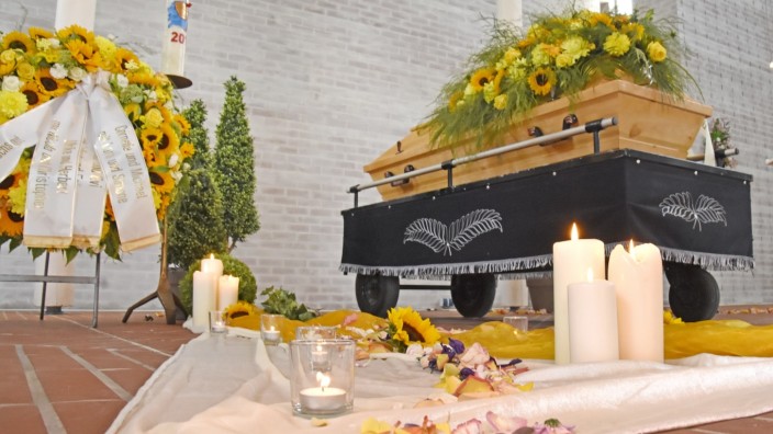 Würdigung: Sonnenblumen umkränzen den Sarg mit dem Leichnam des ehemaligen Olchinger Bürgermeisters Manfred Krug.