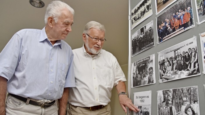 Gröbenzell: Jedes Jahr ein Foto: Ulrich Hermann (links) und Harald Hengesbach blicken auf 25 Jahre Wandergruppe des Seniorenbeirats Gröbenzell zurück.