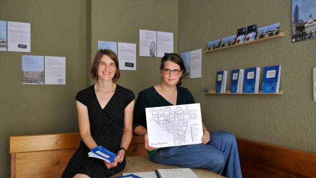 Westend: Die Autorin Katja Hauß (links) und die Grafikerin Anne Schmidt (rechts) mit ihrem Stadtteilführer für Kinder.