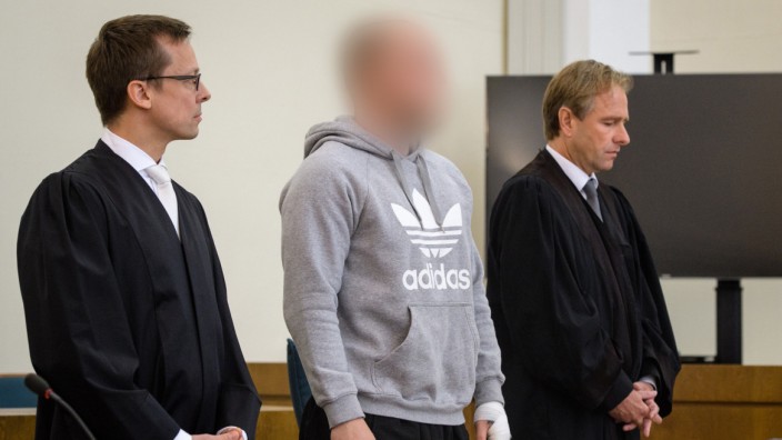Deggendorf: Der damals wegen Mordes seiner Freundin angeklagte Dominik R. steht am 22. August 2017 beim Prozessauftakt im Landgericht in Passau zwischen seinen Rechtsanwälten Thomas Krimmel (rechts) und Holm Putzke.