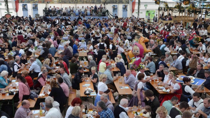 Bilanz: Das große Zelt auf dem Dachauer Volksfest war an vielen Tagen bis auf den letzten Platz besetzt. Die Zahl der Besucher schätzt die Stadt insgesamt auf deutlich mehr als 300 000.