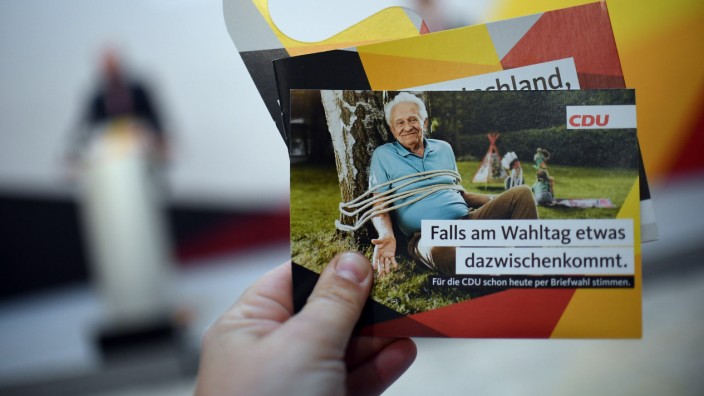 CDU stellt Werbemittel für Briefwahl vor