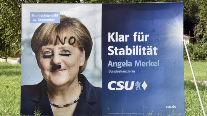 Fürstenfeldbruck: Verunstaltet von Unbekannten. Wahlplakat mit Angela Merkel